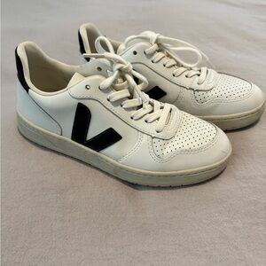 Veja v10 sneakers white and black 37